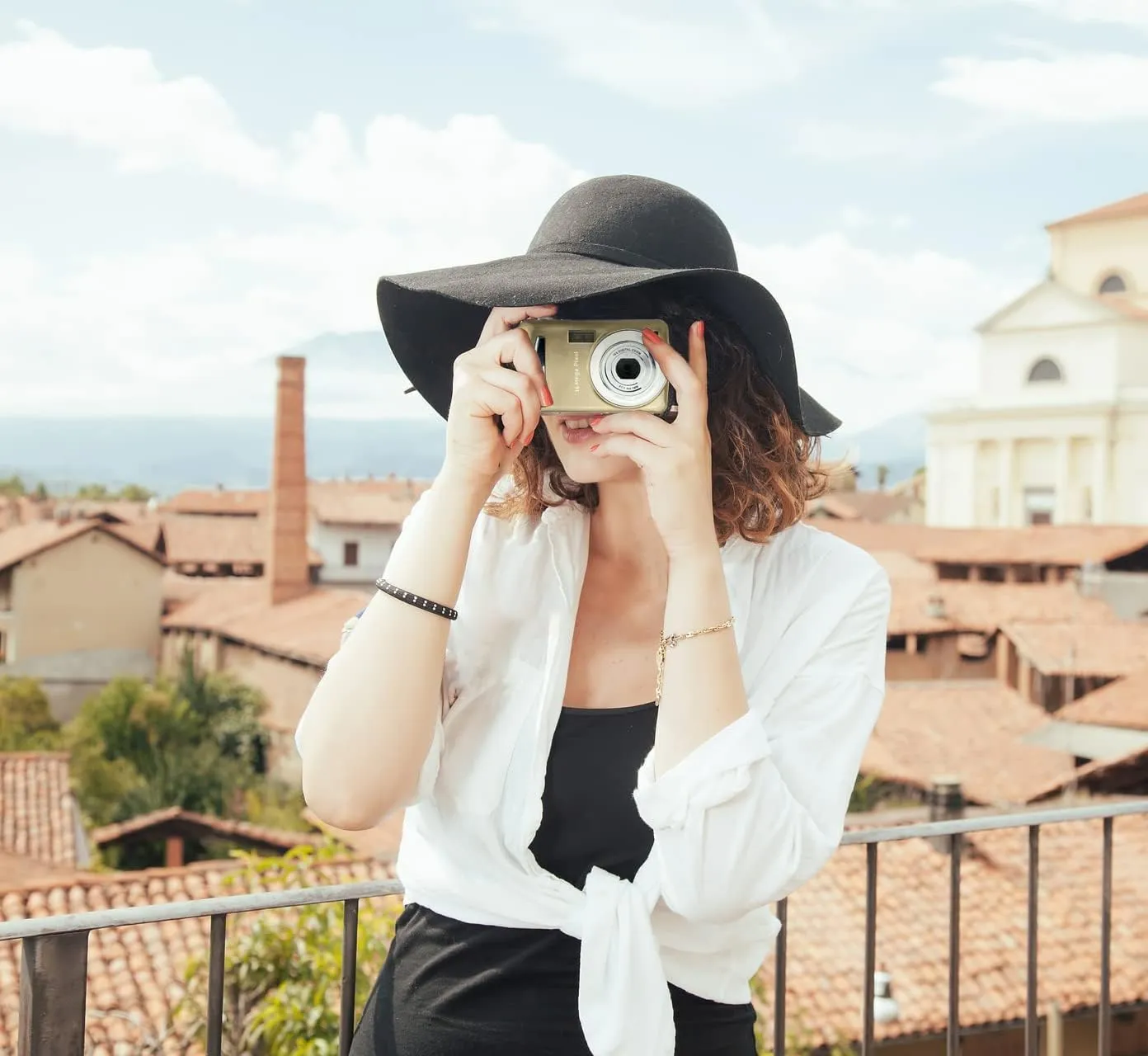 Acuvar 16MP Megapixel Compact Digital Photo and Video Camera with 2.4" LCD Screen, 32GB SD Card, Mic Input and USB Media Transfer (Gold)