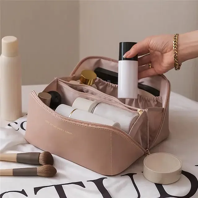 Beauty on the Go: The Stylish & Spacious Leather Makeup Bag ✨