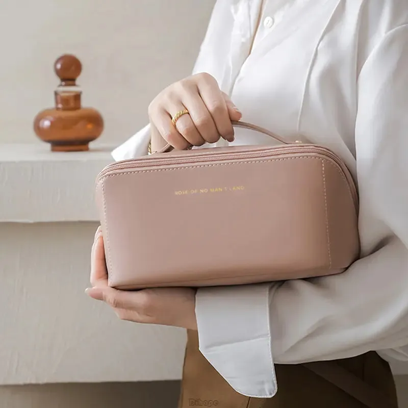 Beauty on the Go: The Stylish & Spacious Leather Makeup Bag ✨