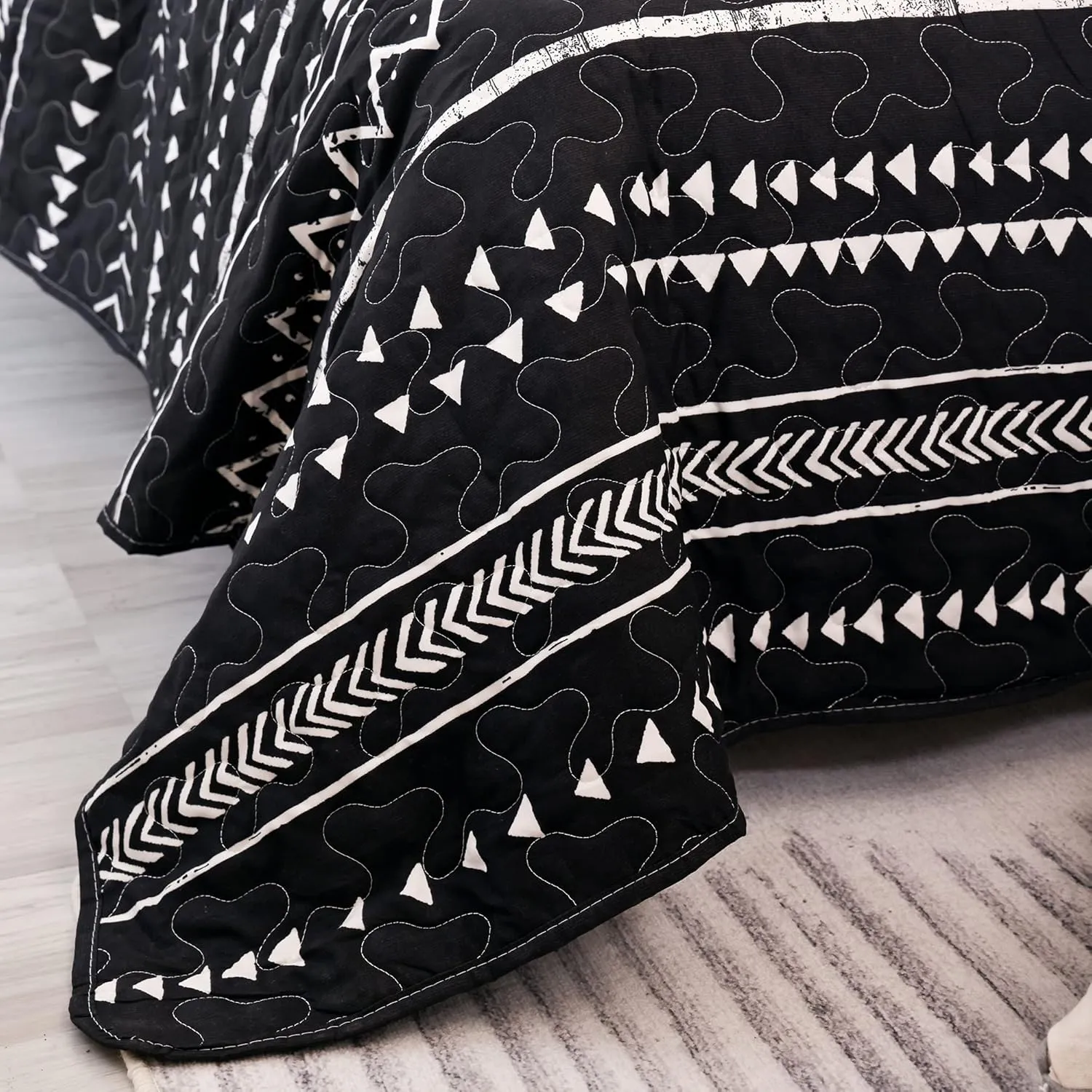 JANZAA Queen Quilt Boho Quilt Bedspread Queen Size Boho Bedding White Geometric Printed on Black Quilt for All Season(Two Pillow Cases)