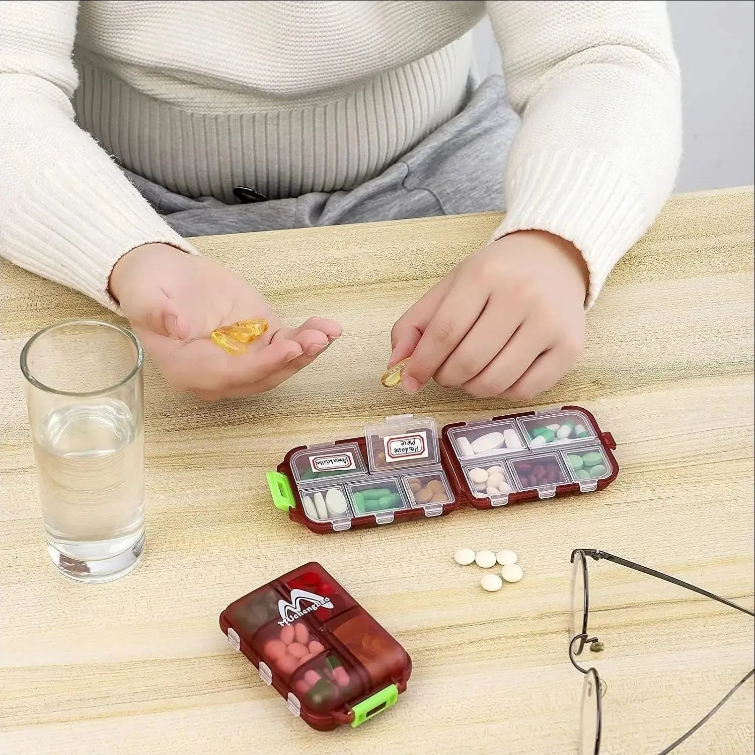 Premium Portable 10-Grid Pill Organizer – Compact Medicine Holder for Vitamins, Fish Oils, and Tablets – Moisture-Proof, Eco-Friendly Wheat Straw Design, Travel-Friendly Storage Case