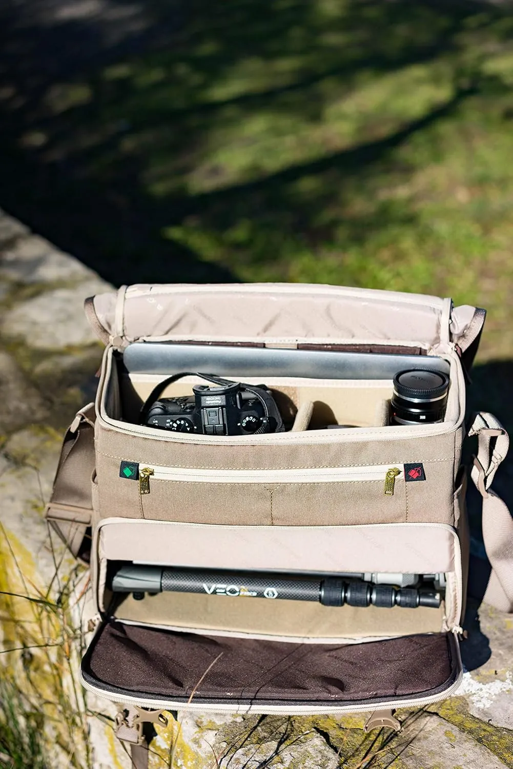 Vanguard VEO RANGE38 BG Messenger Bag for DSLR or Mirrorless/CSC Camera, Beige